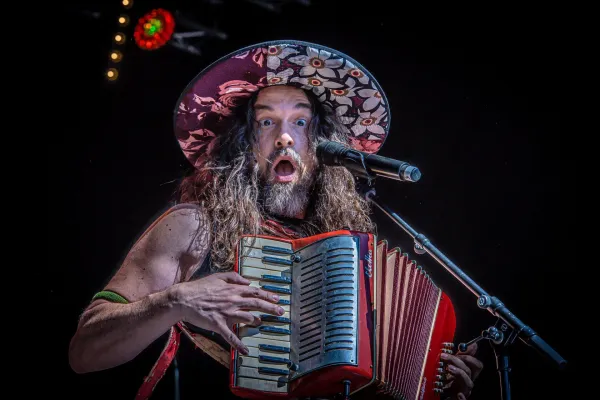 Luca Bassanese v Circolo prihaja z zasedbo La Piccola Orchestra Popolare.