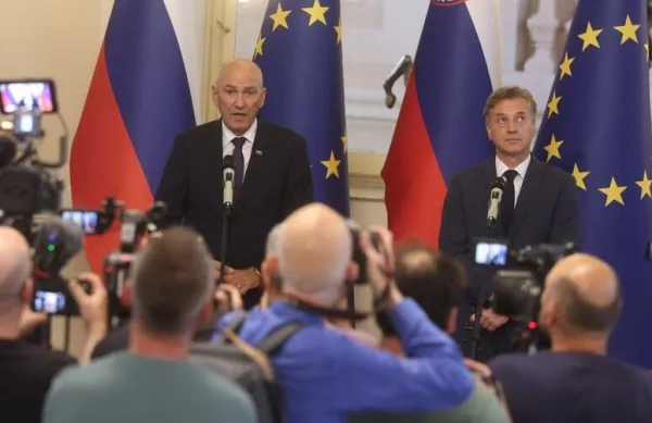 Janez Jan&scaron;a, Robert Golob