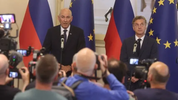 Janez Jan&scaron;a, Robert Golob