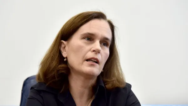 Ljubljana, Domus Medica.Novinarska konferenca Zdravniske zbornice Slovenije (ZZS) o noveli zakona o zdravstveni dejavnosti ter o nepravilnostih in zapletih pri posredovanju elektronskih podpisov iz upravnih enot.Predsednica Strokovnega zdruzenja zasebnih zdravnikov in zobozdravnikov Slovenije Helena Mole.