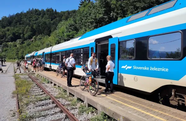 Vse več kolesarjev na Bohinjski progi prina&scaron;a tudi vse več izzivov