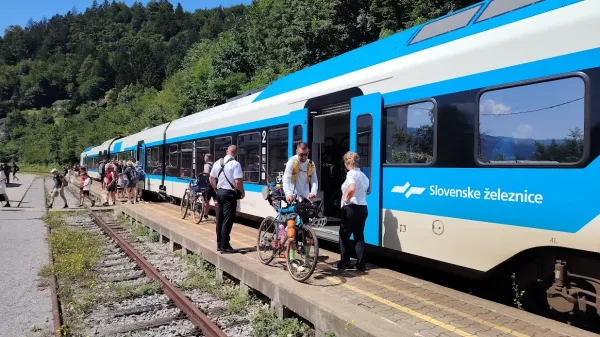 Vse več kolesarjev na Bohinjski progi prina&scaron;a tudi vse več izzivov