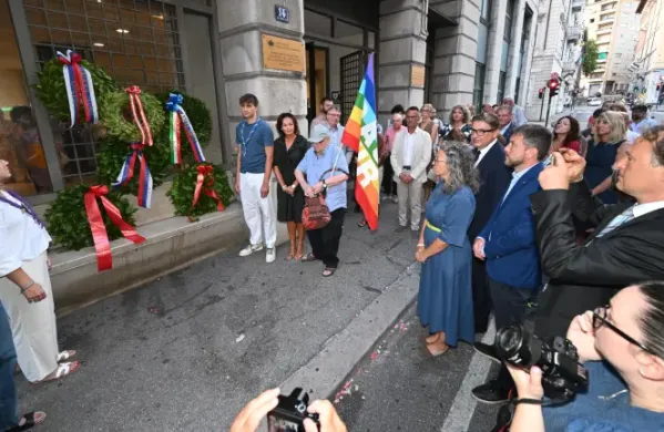 Polganje vencev na pročelju Narodnega doma v Trstu