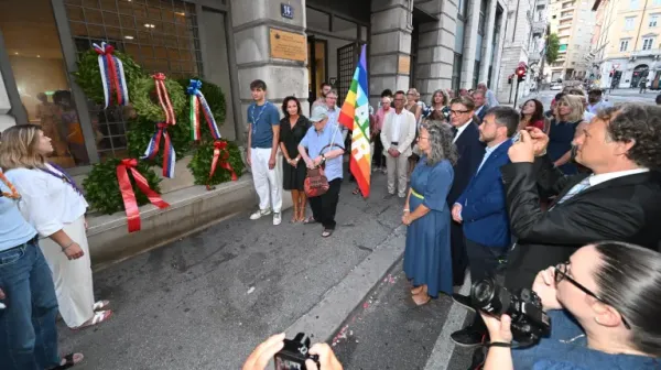Polganje vencev na pročelju Narodnega doma v Trstu