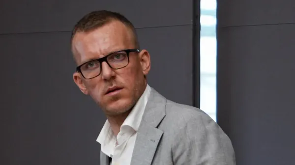Nova afera: poslanec Mijič lagal tudi o svoji izobrazbi