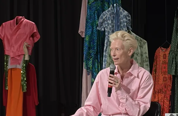Tilda Swinton: &ldquo;Delali smo v duhu tovari&scaron;tva. To je resnično zdravilo.&rdquo;