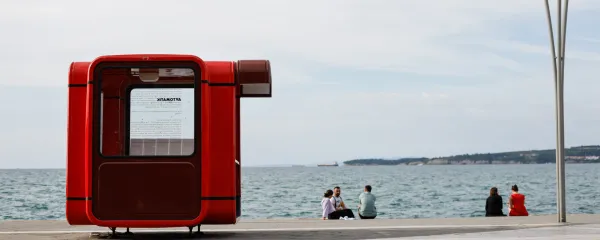  Prvotna postavitev kioska K67 na Ukmarjevem trgu v Kopru leta 2021. kiosk k67