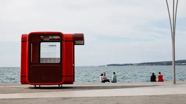  Prvotna postavitev kioska K67 na Ukmarjevem trgu v Kopru leta 2021. kiosk k67