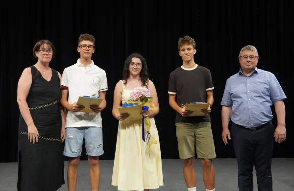 Gimnazija Koper, matura - Jan Luka Fatur, Rok Kovačič, Anja Tomovski; desno ravnatelj Bruno Petrič, levo Andreja &Scaron;kerjanc (učiteljica)