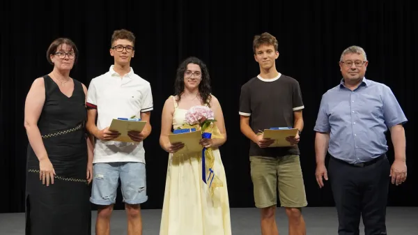 Gimnazija Koper, matura - Jan Luka Fatur, Rok Kovačič, Anja Tomovski; desno ravnatelj Bruno Petrič, levo Andreja &Scaron;kerjanc (učiteljica)