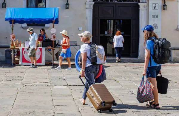 Koper, 21.6.2026Turizem, Poletje, Vročina, poletni utrip v Kopru,kopalci, plaža, sprehajalci