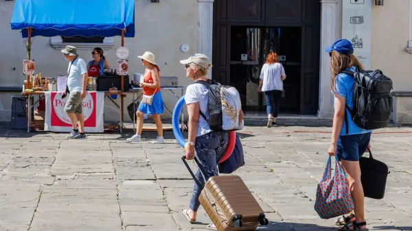 Koper, 21.6.2026Turizem, Poletje, Vročina, poletni utrip v Kopru,kopalci, plaža, sprehajalci