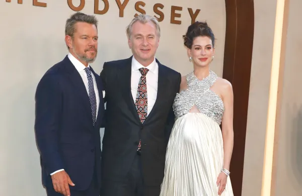 Režiser Christopher Nolan (v sredini) z igralcema Mattom Damonom in Anne Hathaway na nedavni premieri v New Yorku.