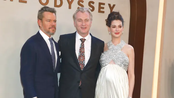 Režiser Christopher Nolan (v sredini) z igralcema Mattom Damonom in Anne Hathaway na nedavni premieri v New Yorku.