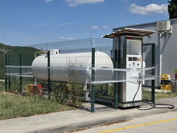 bencinski servis Plavje