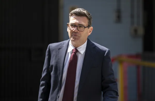 Po več desetletjih v politiki, v katerih se je postopoma vzpenjal po strankarski lestvici in zasedal tako vladne položaje kot poslanski sedež ter županoval Manchestru, je Andyju Burnhamu uspel veliki met.