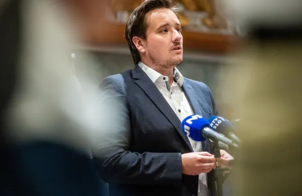 Poslancu Svobode Lenartu Žavbiju so izrekli opomin zaradi njegovih izjav o financiranju institucije Zagovornika načela enakosti.