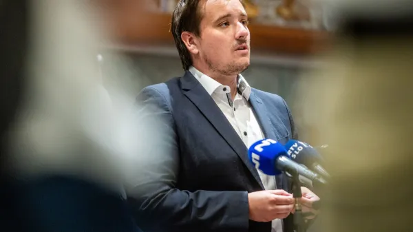 Poslancu Svobode Lenartu Žavbiju so izrekli opomin zaradi njegovih izjav o financiranju institucije Zagovornika načela enakosti.