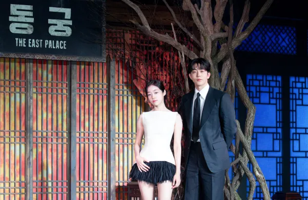 Igralca Roh Yoon-Seo in Nam Joo-Hyuk