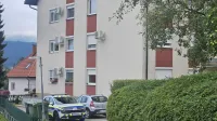 Vuhred, stanovanjski blok.Policisti Policijske uprave Celje obravnavajo umor v Vuhredu.Stanovanjski blok, v katerem je minulo noc po podatkih policije 39-letni moski z nozem tako hudo ranil 36-letno partnerko, da je na kraju dogodka umrla.