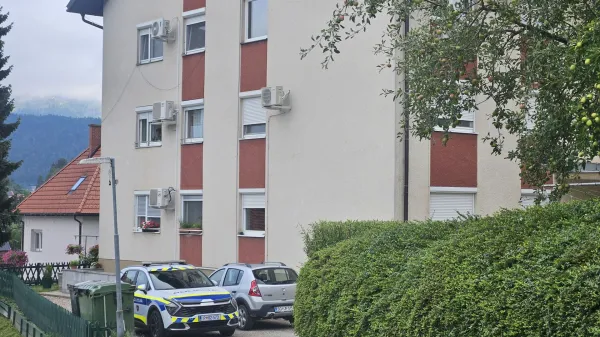 Vuhred, stanovanjski blok.Policisti Policijske uprave Celje obravnavajo umor v Vuhredu.Stanovanjski blok, v katerem je minulo noc po podatkih policije 39-letni moski z nozem tako hudo ranil 36-letno partnerko, da je na kraju dogodka umrla.