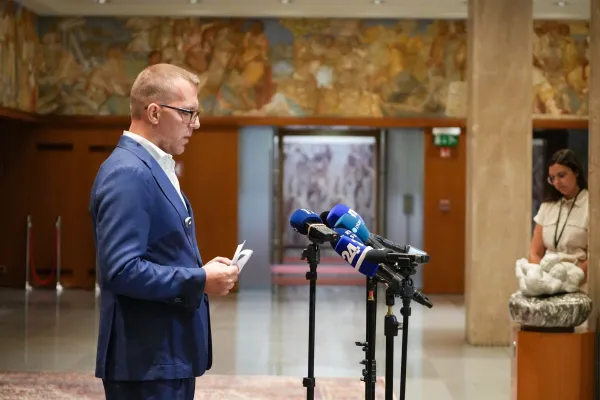 Boris Mijič se je po &scaron;tevilnih pozivih k odstopu opravičil delavcem in napovedal, da bo dolgove poravnal do konca leta. 