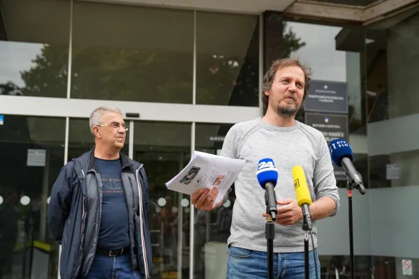 Predsednik Delavske svetovalnice Goran Lukič (v sredini) je v začetku junija predstavil tri zgodbe ogoljufanih delavcev v poslančevem podjetju Progros. Eden od njih, Marko, zado&scaron;čenja ne bo dočakal, saj je konec lanskega leta umrl po borbi z rakom.