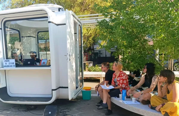 Kiosk K67, iz katerega je v živo oddajal NOR, kot stiči&scaron;če ustvarjalnosti