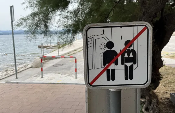 Opozorilna tabla ob koncu plaže Svetilnik v Izoli
