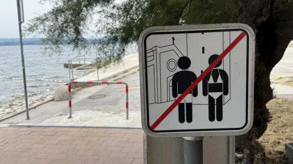 Opozorilna tabla ob koncu plaže Svetilnik v Izoli