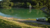 Namakanje, namakalni sistem Vogr&scaron;čekm, kmetijstvom, poljedelstvo, vrtnarstvo, sadjarstvo, vinogradni&scaron;tvo, spodnja Vipavska dolina - na sliki zadržervalnik na Vogr&scaron;čku, celo plavalci (Slovaki) - julij 2017