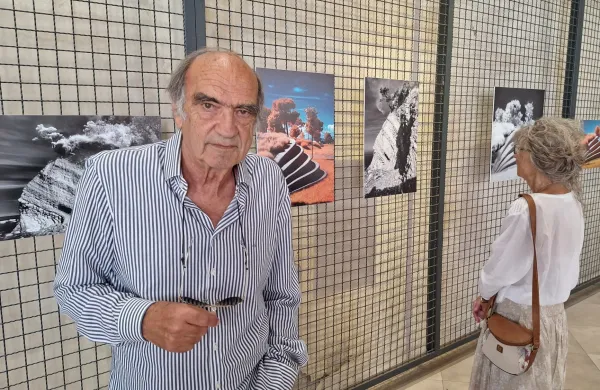 Iz Male lože mimoidoče nagovarjajo podobe Radovana Čoka