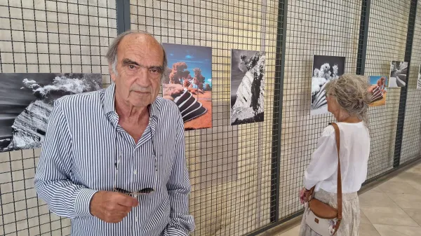 Iz Male lože mimoidoče nagovarjajo podobe Radovana Čoka