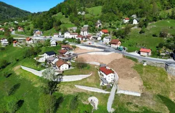 Plazi&scaron;če na Grahovem ob Bači sanirajo, po&scaron;kodovane hi&scaron;e pa nameravajo v prihodnje obnoviti
