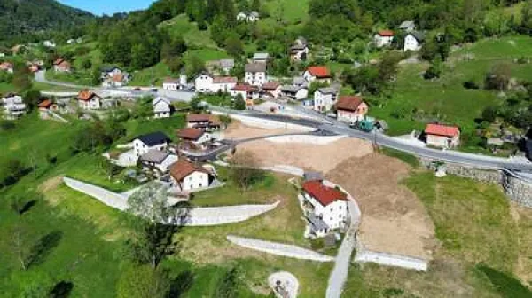 Plazi&scaron;če na Grahovem ob Bači sanirajo, po&scaron;kodovane hi&scaron;e pa nameravajo v prihodnje obnoviti