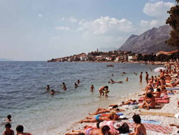 Se &scaron;e spomnite jugoslovanskih počitnic? Dr. Irena Weber o nostalgiji, ki &scaron;e dandanes povezuje generacije