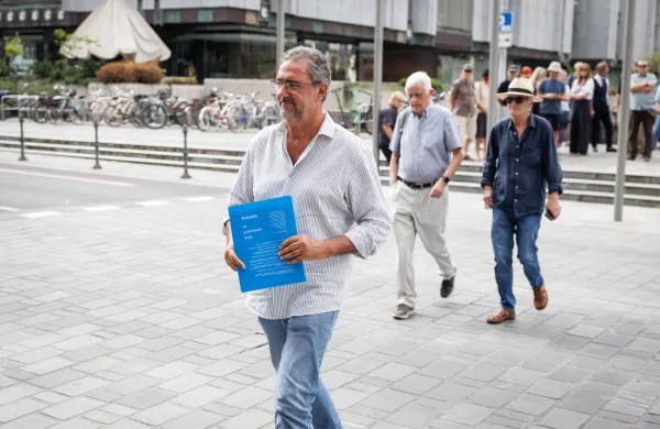 Ljubljana, Trg republike.Novinarska konferenca Pobude za referendum proti politicni policiji ob uradni vlozitvi zahteve za referendum proti noveli zakona o parlamentarni preiskavi v drzavni zbor.Pobudnik referenduma Franco Juri.