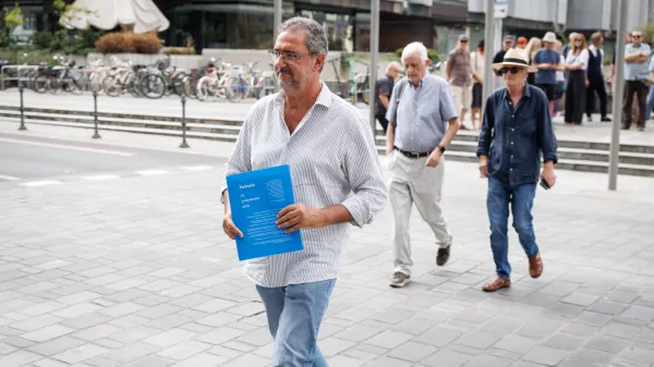 Ljubljana, Trg republike.Novinarska konferenca Pobude za referendum proti politicni policiji ob uradni vlozitvi zahteve za referendum proti noveli zakona o parlamentarni preiskavi v drzavni zbor.Pobudnik referenduma Franco Juri.