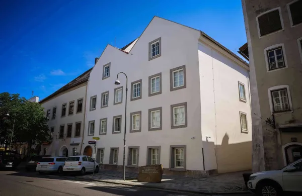 Rojstno hi&scaron;o Adolfa Hitlerja preuredili v policijsko postajo. Pred njo je spominski kamen z napisom: "Za mir, svobodo in demokracijo. Nikoli več fa&scaron;izma. Milijoni mrtvih nas opominjajo".