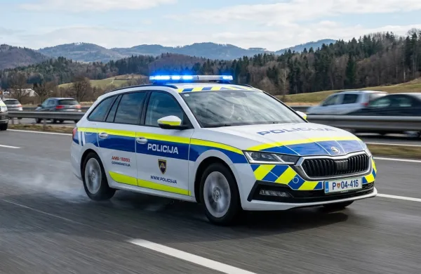 Slovensko policijsko vozilo med intervencijo na cesti.
