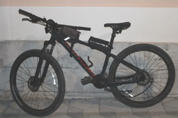 Zaseženo gorsko kolo, za katerega sumijo, da je bilo ukradeno.