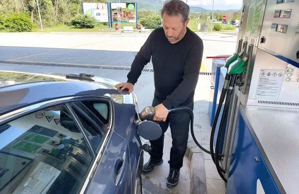 Tro&scaron;arine ostajajo enake, goriva pa močno dražja: kaj je razlog za tolik&scaron;en skok cen?