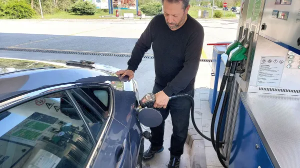 Tro&scaron;arine ostajajo enake, goriva pa močno dražja: kaj je razlog za tolik&scaron;en skok cen?