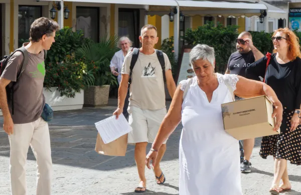 Piran, 22.7.2026Fiesa, podpisi za razpis referenduma proti prodaja zemlji&scaron;čOddaja podpisov proti prodaji zemlji&scaron;č, Davorin Petaros in Luka Čibej