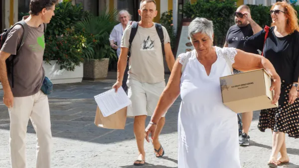 Piran, 22.7.2026Fiesa, podpisi za razpis referenduma proti prodaja zemlji&scaron;čOddaja podpisov proti prodaji zemlji&scaron;č, Davorin Petaros in Luka Čibej