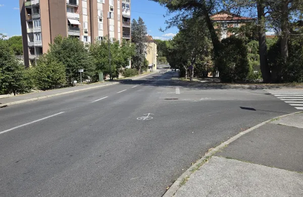 Pijani domačin z avtom presekal pot kolesarju