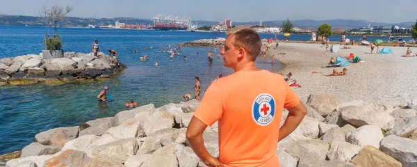 Koper, Primorske razglednice, razglednica, Poletje, Delo delavci poletjeRe&scaron;evalec iz vode opazuje kopalce