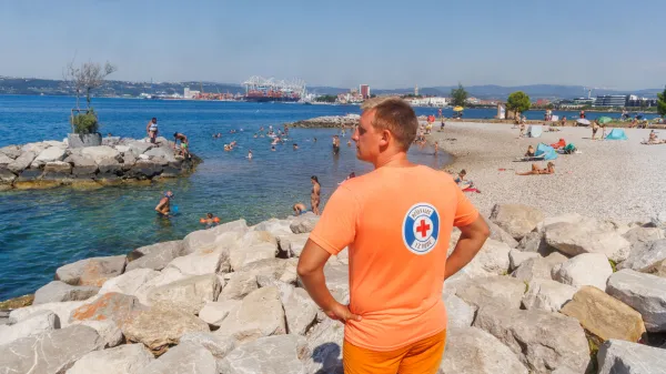 Koper, Primorske razglednice, razglednica, Poletje, Delo delavci poletjeRe&scaron;evalec iz vode opazuje kopalce