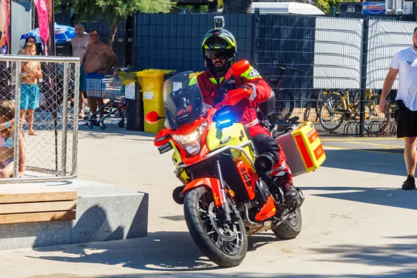 Koper, Primorske razglednice, razglednica, Poletje, Delo delavci poletjeRe&scaron;evalec na motorju pri intervenciji na plaži