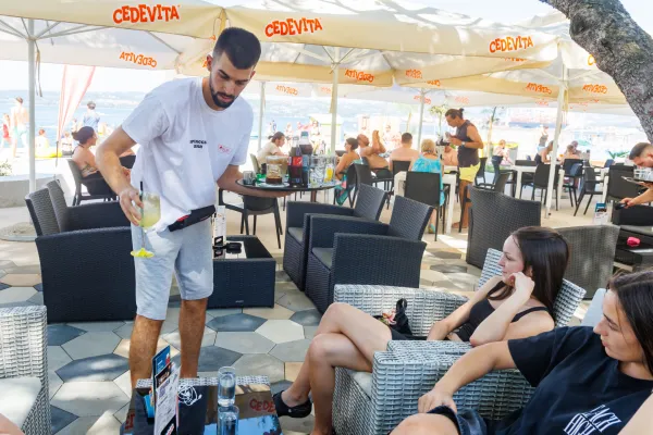 Koper, Primorske razglednice, razglednica, Poletje, Delo delavci poletje, Strežba gostinski lokal kelnar